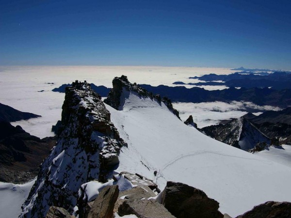 Le GP c'est cà : Sous la mer de nuages de la Plaine du Pô, dort Torino (à ce propos, une 20taine d'alpinistes sur la course ce dimanche... tous français - c'est quoi le résultat NZeland / France?).