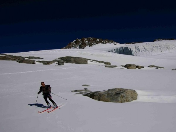 Les terrasses du GP : 3.600, et la grâce continue!
Plus bas, c'est le retour à une neige plus dure... moins voluptueuse... plus prudente. Le paradis a une fin!