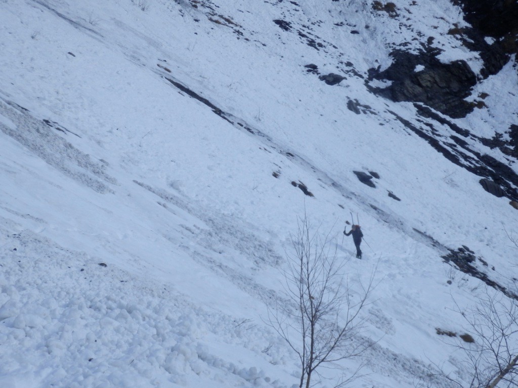 passage en crampons au-dessus d'un des nombreux ravins
