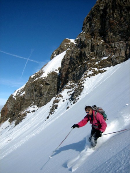 #3 Bonne neige : Descente sous le petit couloir (fait à pied) Bonne neige : Descente sous le petit couloir (fait à pied)