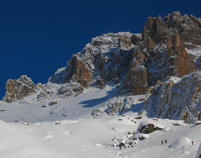 Sous le Grand Galibier : Marika's team loin devant sous les tours ocres du Gd Galibier