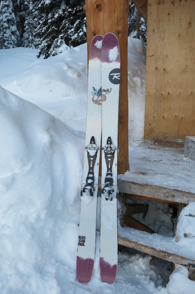 Les skis de Haily, ca aide dans la poudre canadienne