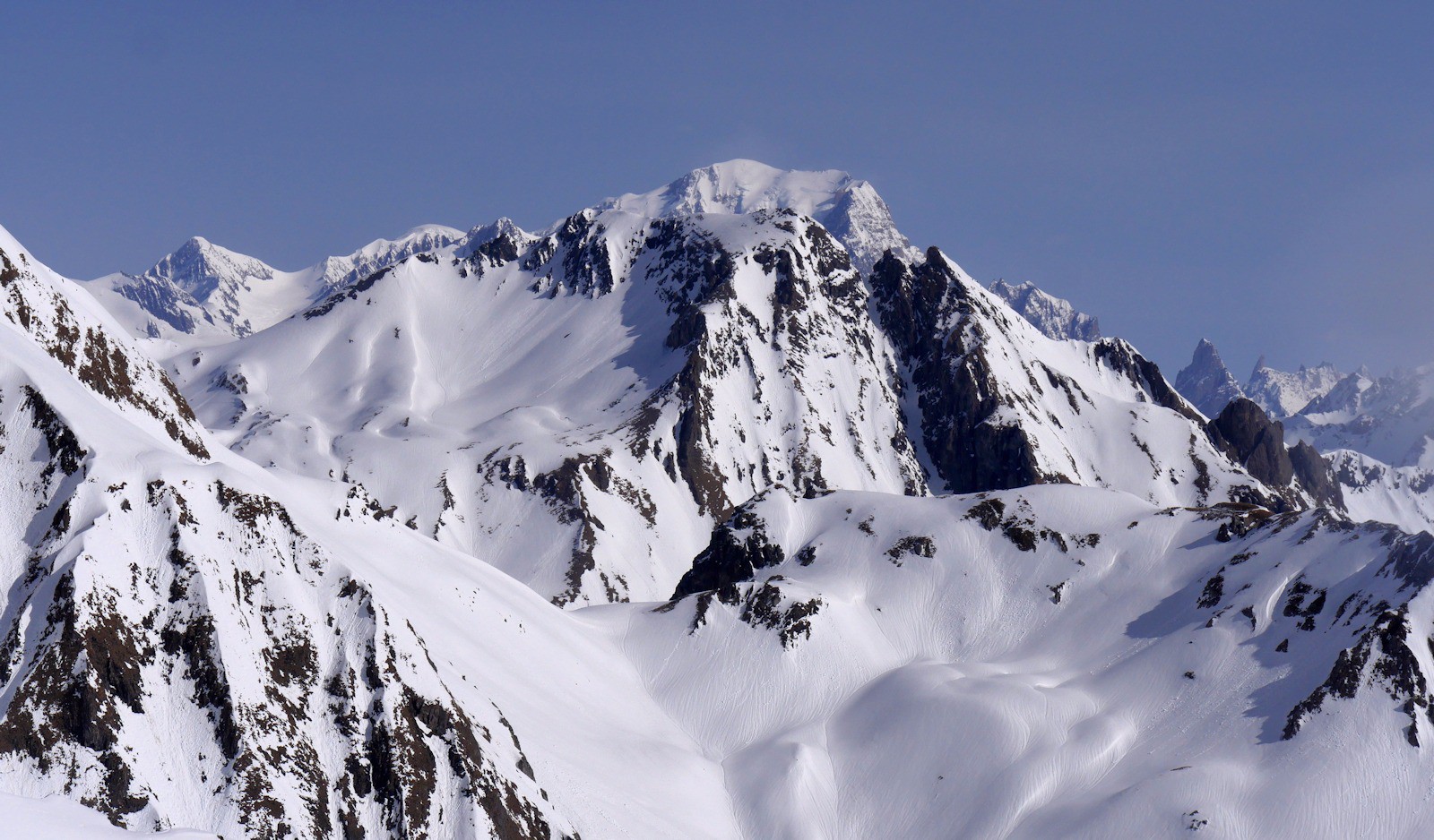 Du sommet, la Pointe de la Terrasse s'impose devant le Mont Blanc.