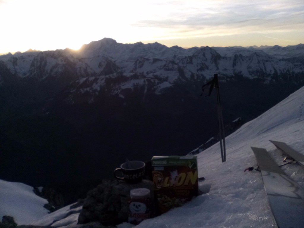 Petit dèj en terrasse, face au Mont-Blanc