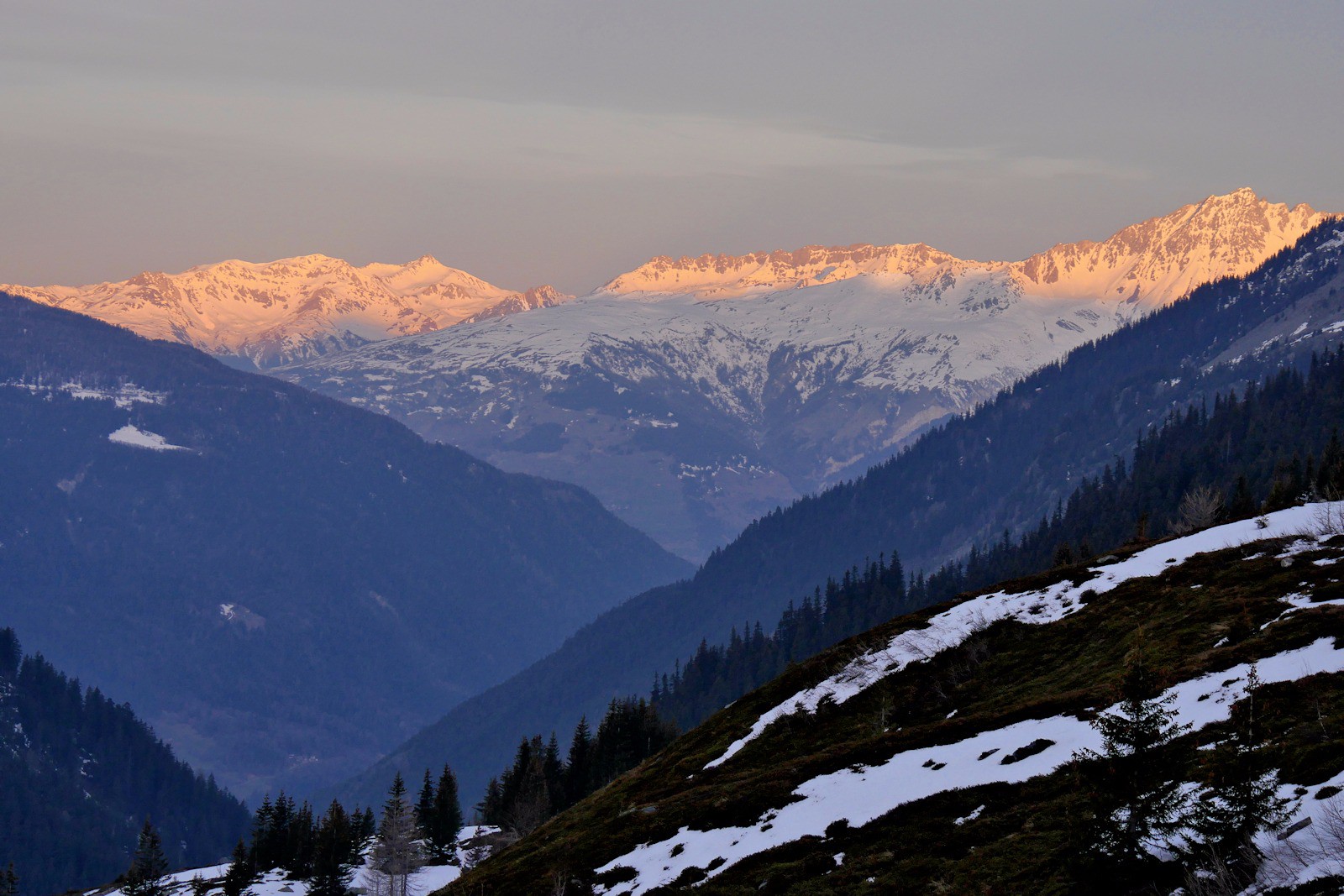 #1 Au delà de la vallée de Bourg st Maurice, les sommets de Combe Bénité, Crêt du Rey et du Roignais se laissent caresser par les premiers rayons de soleil. Au delà de la vallée de Bourg st Maurice, les sommets de Combe Bénité, Crêt du Rey et du Roignais se laissent caresser par les premiers rayons de soleil.