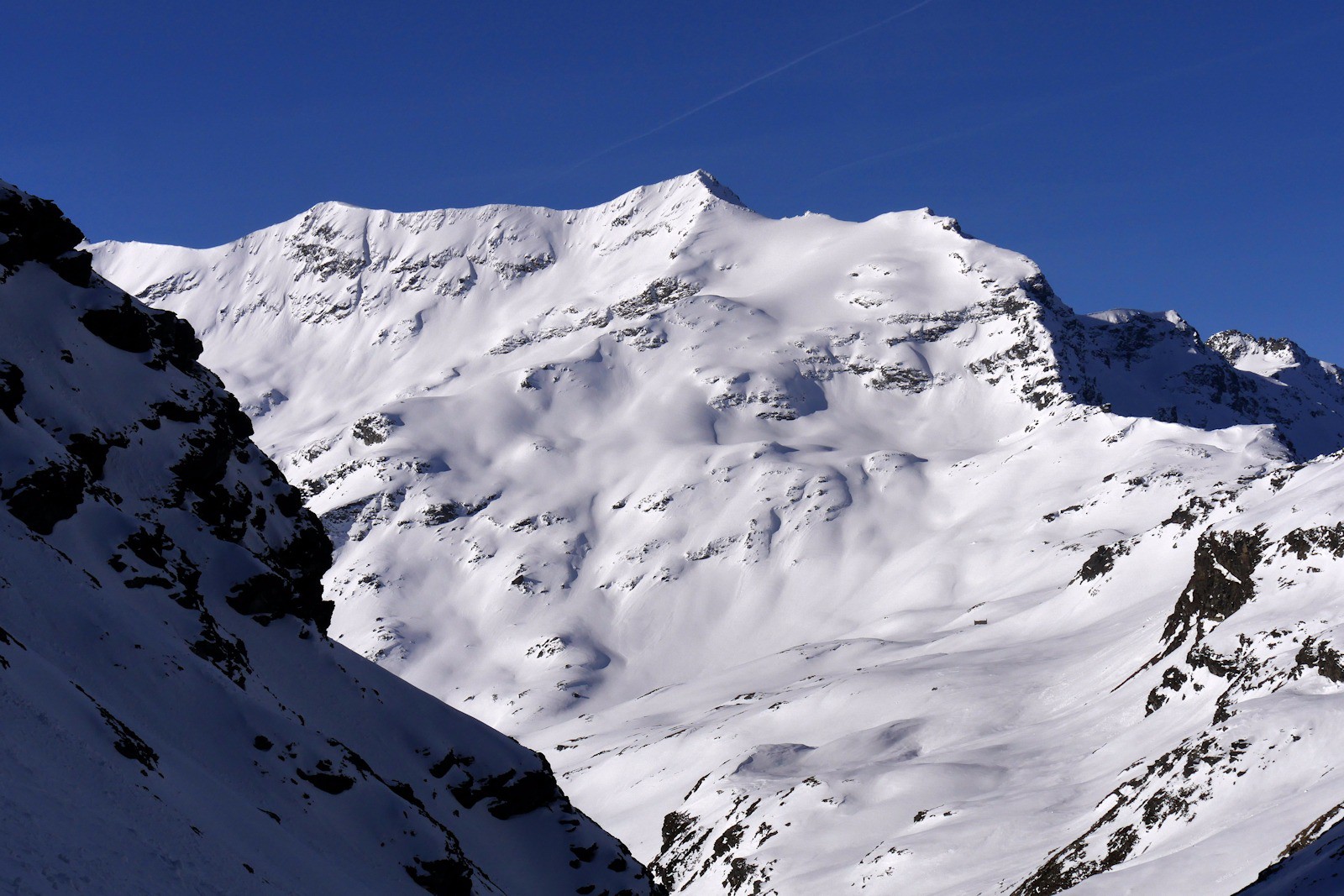 La pente soutenue offre de belles échappées panoramiques sur le Col du Mont, la pointe de l'Archeboc et le Goraj. 