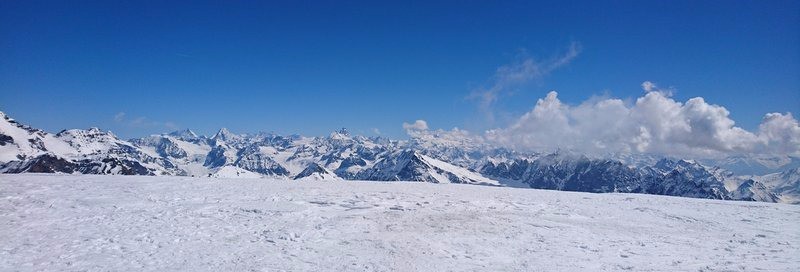 Dôme sommital et vue sur les Alpes Valaisannes