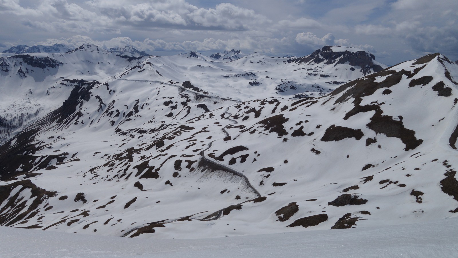 Panorama depuis le sommet avec la route de la Bonette dégagée