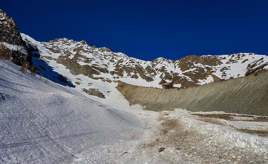#3 Le vallon, sa moraine et son beau glacier en haut à gauche... Le vallon, sa moraine et son beau glacier en haut à gauche...