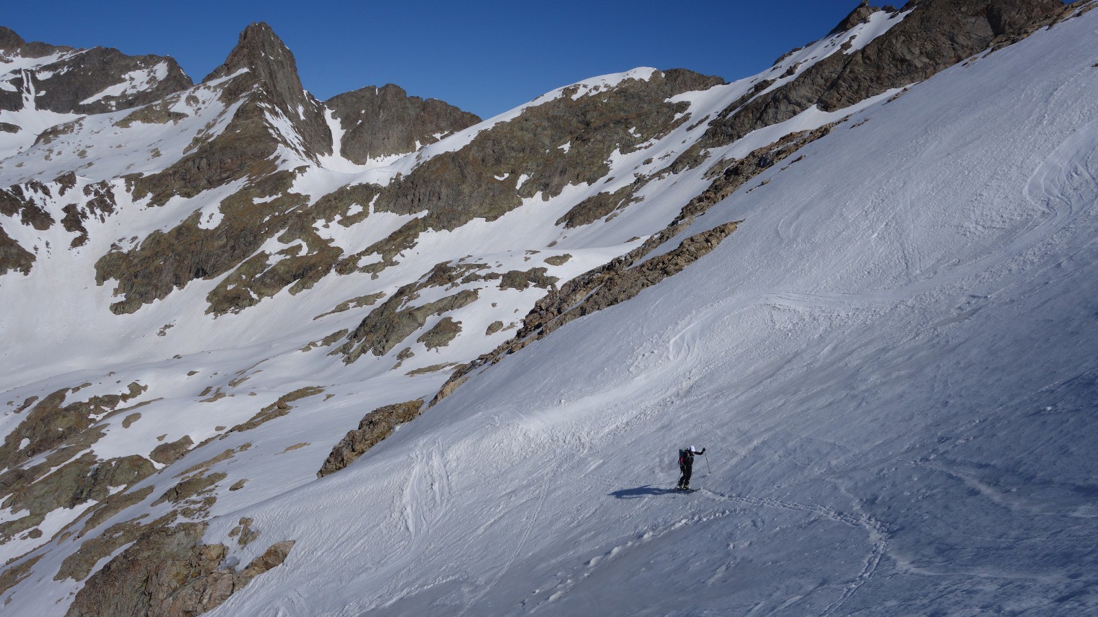 En montant au Clapier sur fond de Malédie et de Muraillon