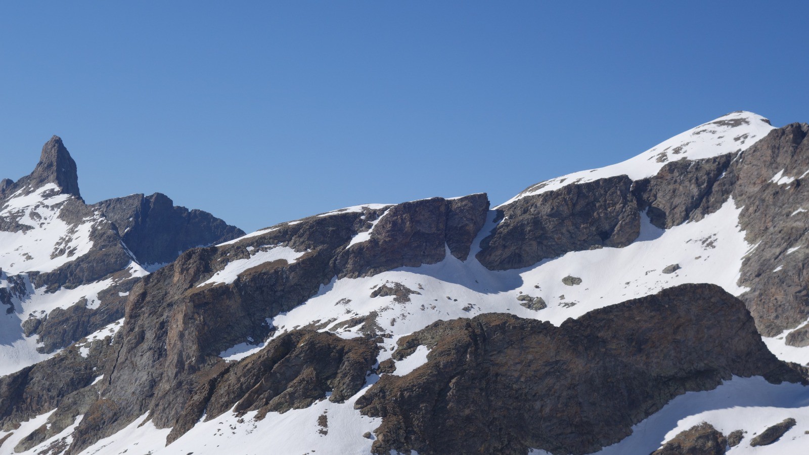 Malédie et Clapier et au milieu le petit couloir Asquasciati que nous skierons demain