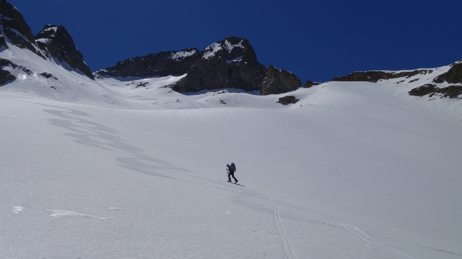 Remontée au Pas des Glaciers devant nos traces de moquette