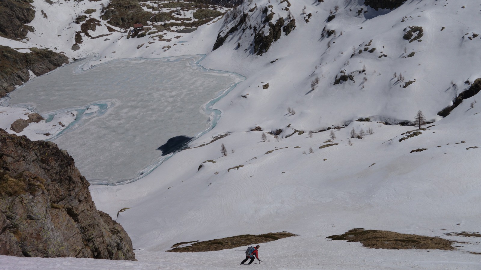 Valérie sur fond de Lac de Vert et de Refuge de la Valmasque