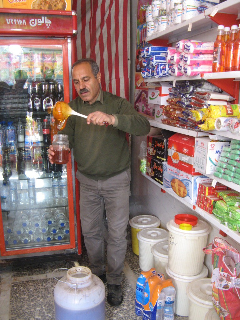 #12 ici, on sert le miel à la louche ici, on sert le miel à la louche