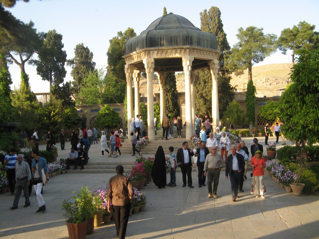 #14 recueillement sur la tombe d recueillement sur la tombe d'Hafez, grand poete du pays, dont les vers sont chantés par les gens toute la soirée...