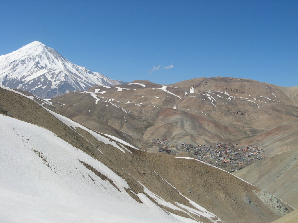 #21 Le maitre des lieux en arrière plan : Damavand 5671m Le maitre des lieux en arrière plan : Damavand 5671m