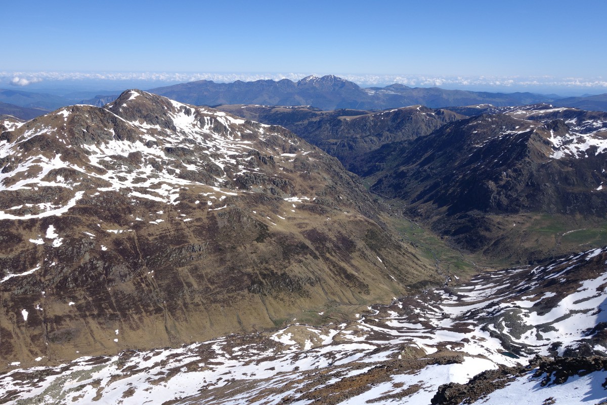 Le Pla de las Peyres depuis le sommet de la Coume d'Enfer. Etat des lieux de l'enneigement.