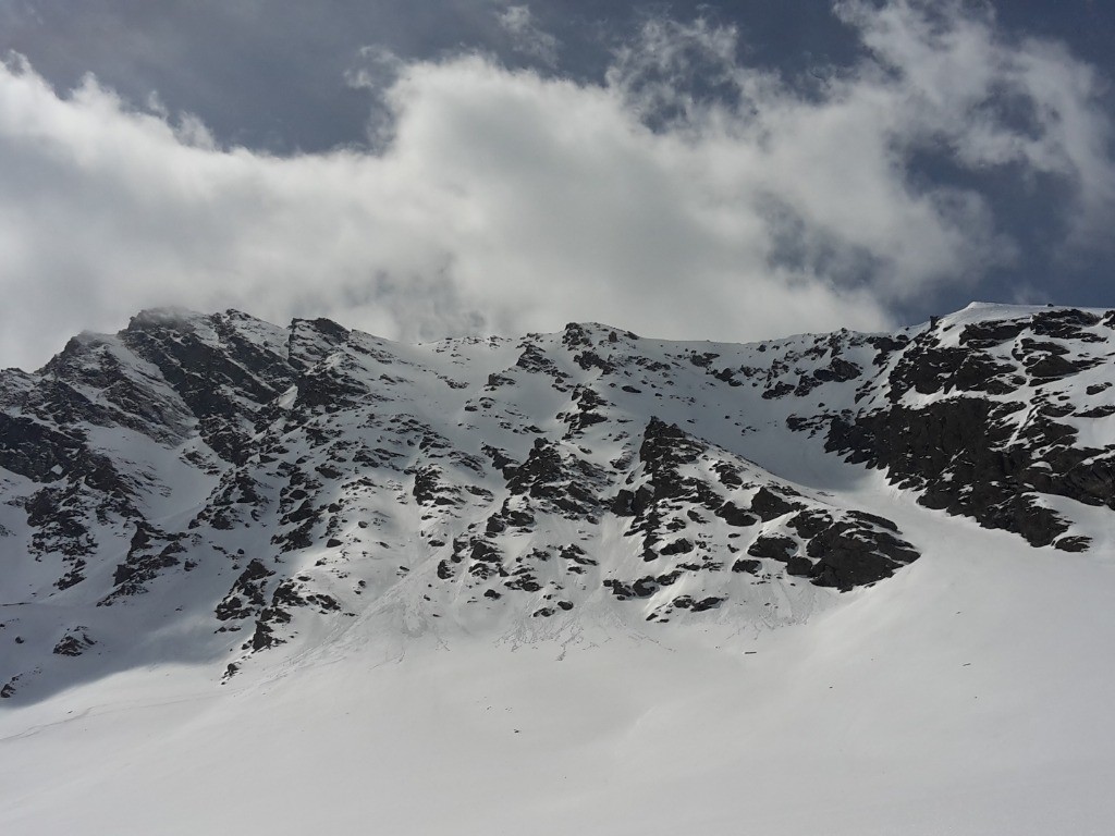 Le couloir NE à gauche et le rectiligne à droite