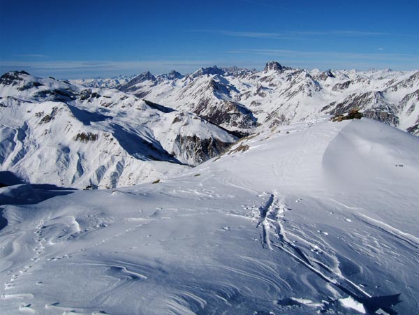 #6 Bassura : Le sommet et au loin Moïse (Oronaye) et les Aiguilles de Chambeyron. Bassura : Le sommet et au loin Moïse (Oronaye) et les Aiguilles de Chambeyron.