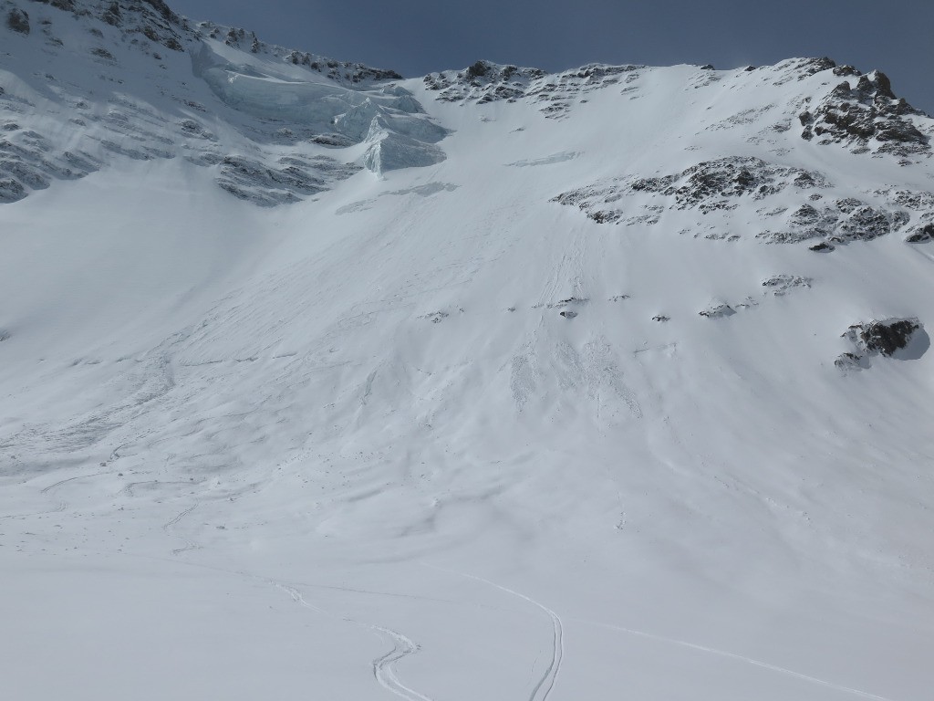 Conditions de neige dans la face, il  reste de la place...