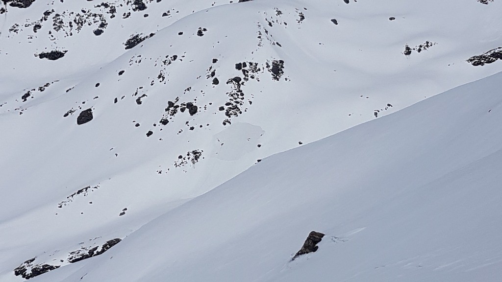 Petite plaque de surface partie spontanément à 3100 m à l'Ouest du glacier du Colerin, sous l'itinéraire de montée à l'Albaron