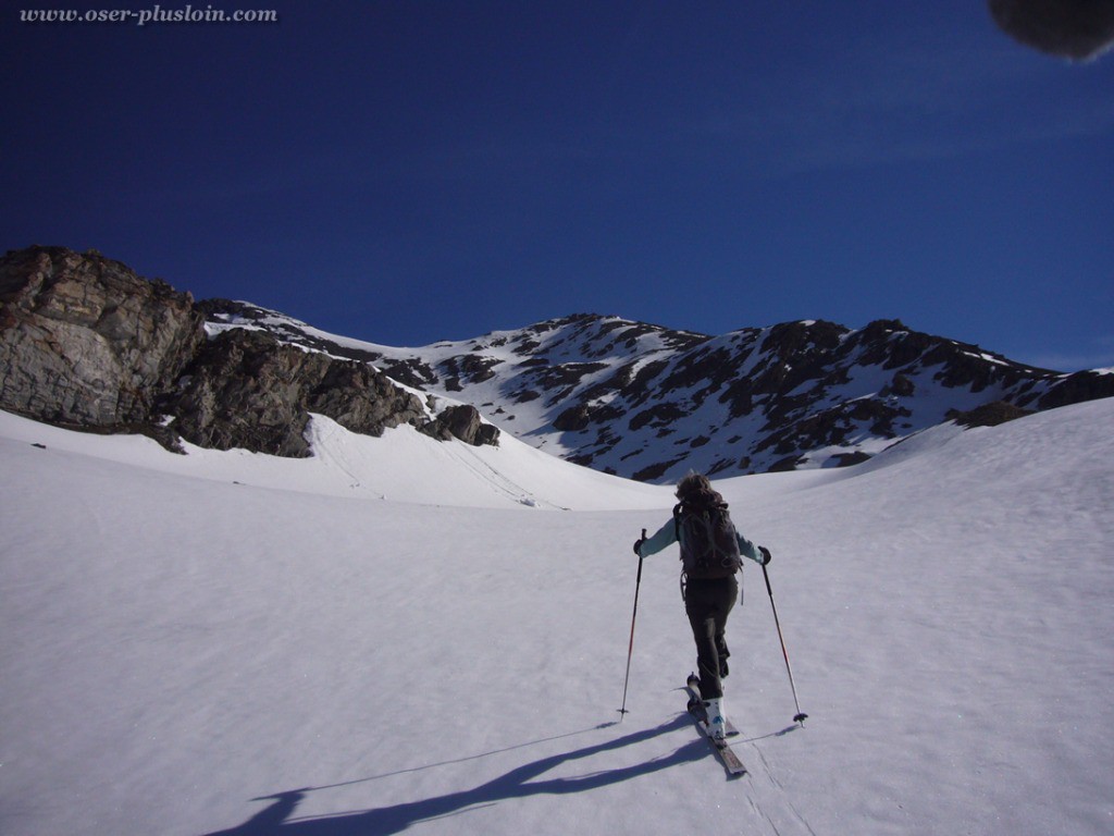 Ma doudou dans le vallon sous le sommet que l'on voit à droite