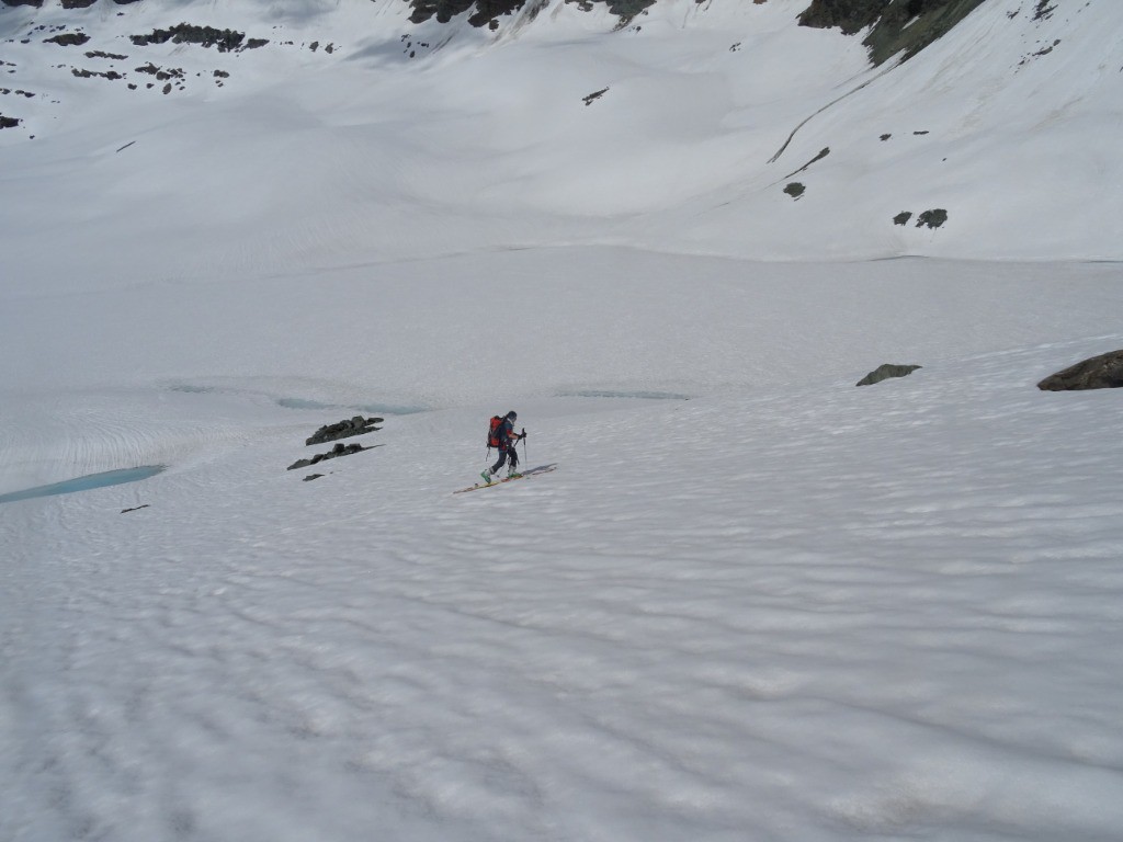 Glad remonte au dessus du tout nouveau lac du Montet