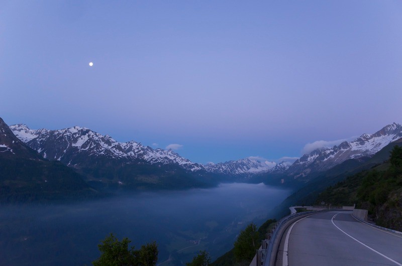 La route du Gothard à l'aube, vue sur le val Bedretto