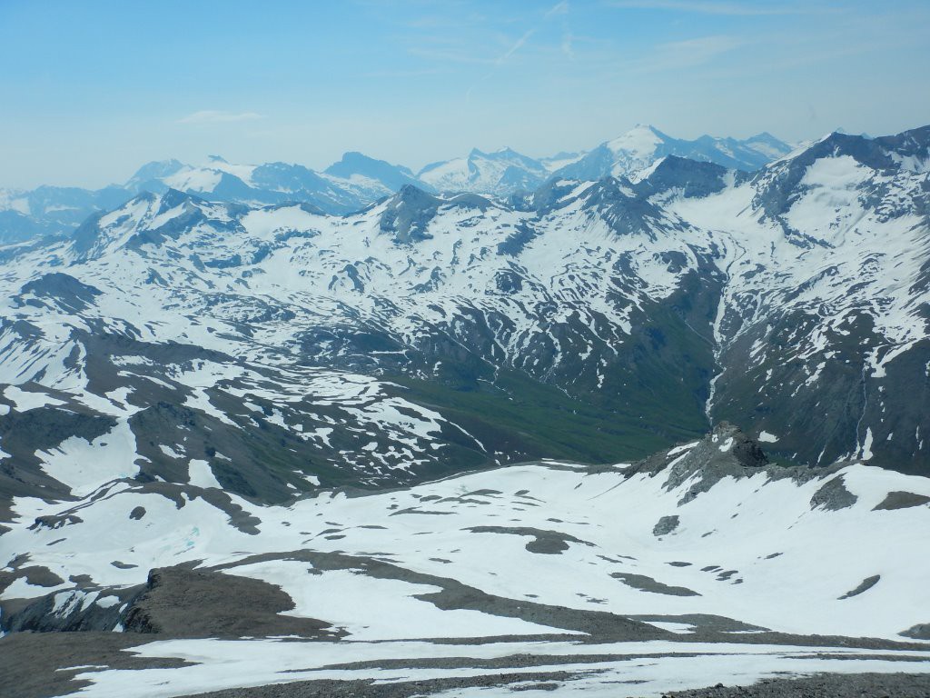 La pente SE de la Sana avec ses lambeaux de neige qui permettent de skier du sommet, vue sur le haut vallon de la Rocheure, encore de la neige mais pas rentable pour le ski !