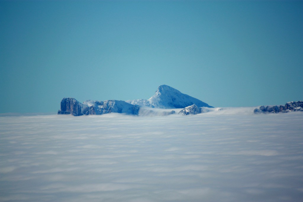 Le Vercors qui dépasse tout juste des nuages
