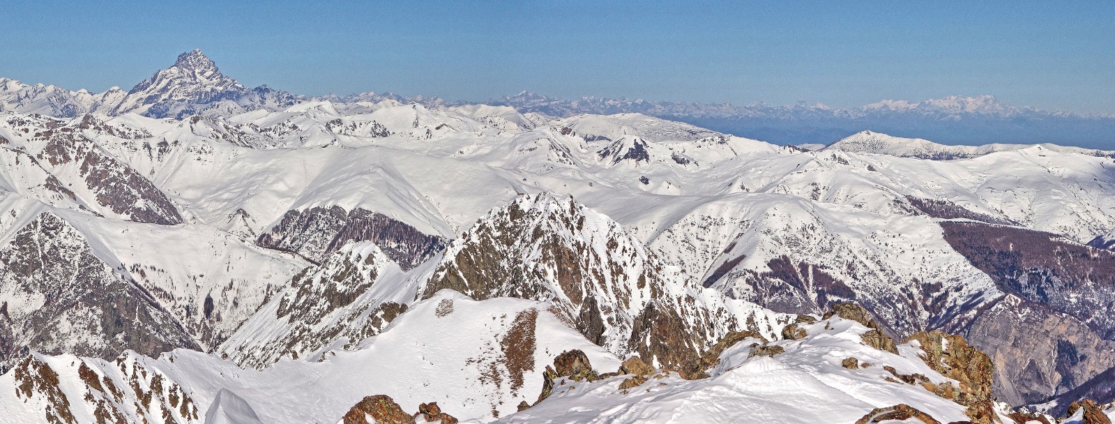 Panorama vers le Nord: 
Vue grandiose sur l'Italie du Mt Viso au Mt Rose distant de 250km !