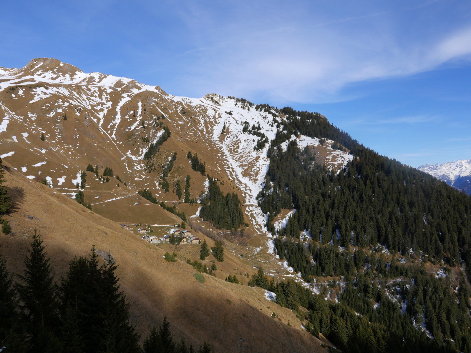 Pointe du Col versant S bien sec. 
A droite la première montée.