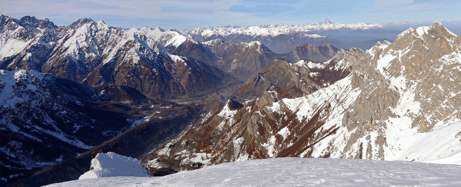 Panorama grandiose vers le nord, de l'Argentera à G. au Viso et au grand Combin !
Vallée d'Entracque en bas avec de la neige à 1000m