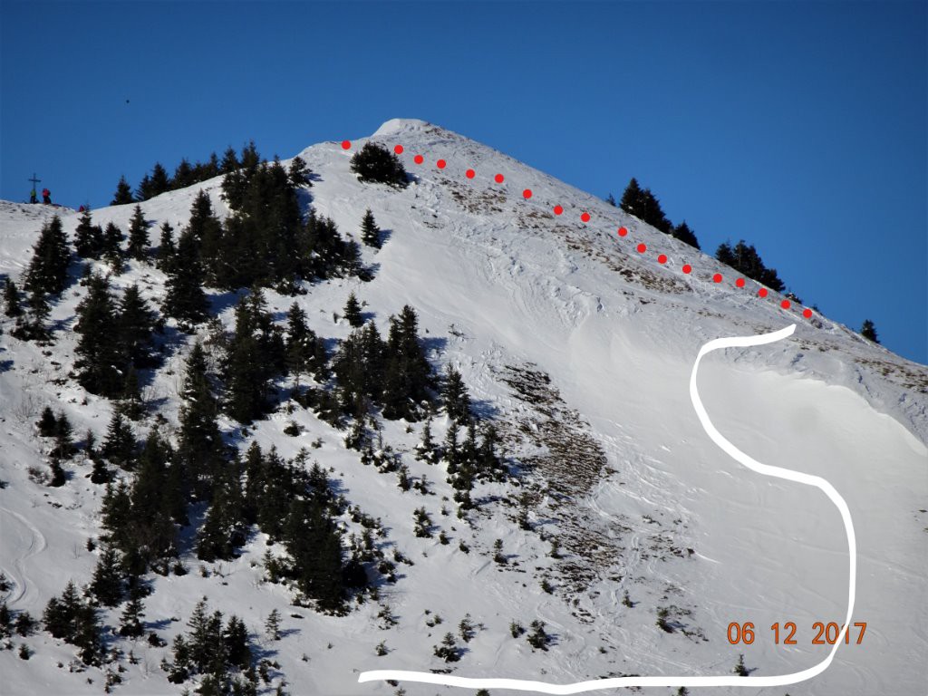 #1 Très probablement la plaque qui a emportée dramatiquement 2 skitouriens sous le petit Som. On distingue la cassure sous le bombé. Très probablement la plaque qui a emportée dramatiquement 2 skitouriens sous le petit Som. On distingue la cassure sous le bombé.