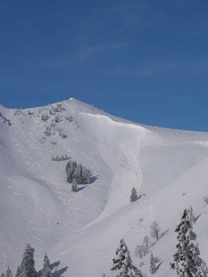 L'avalanche de 2012 partie du même endroit suite à accumulations après un vent du N et une pente soutenue sous le bombé.
Source:<https://www.camptocamp.org/images/325050/fr/plaque-partie-en-versant-s-se-du-petit-som> 
@ Moon