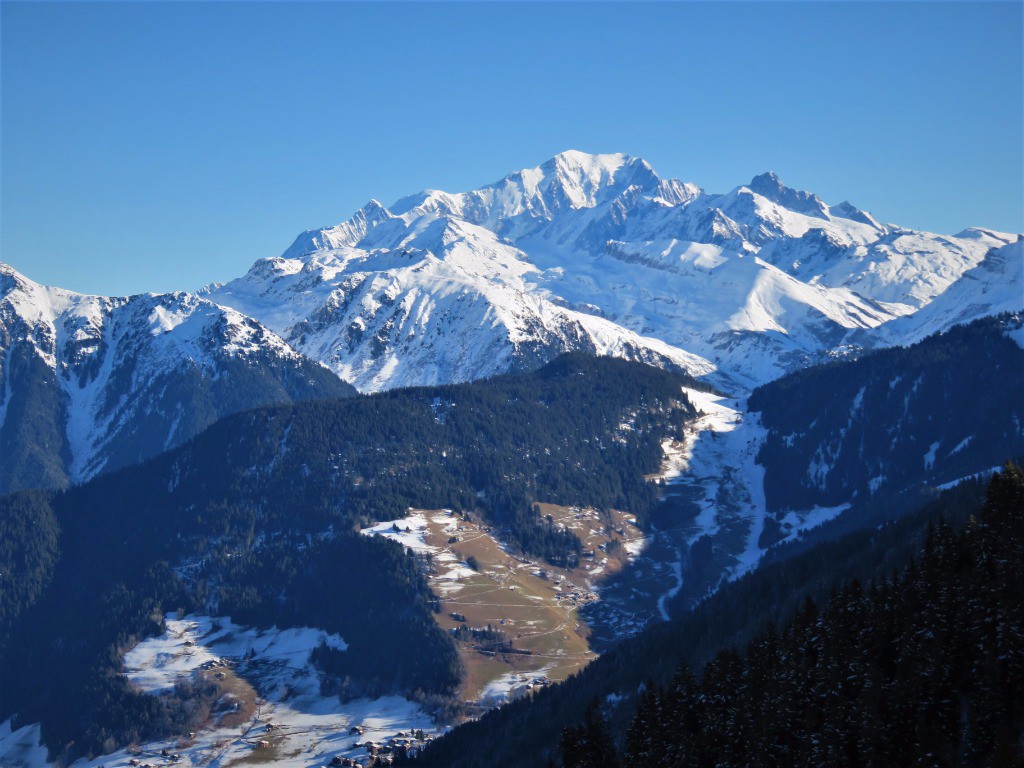 Vue sur le Mt Blanc et le village de Boudin
