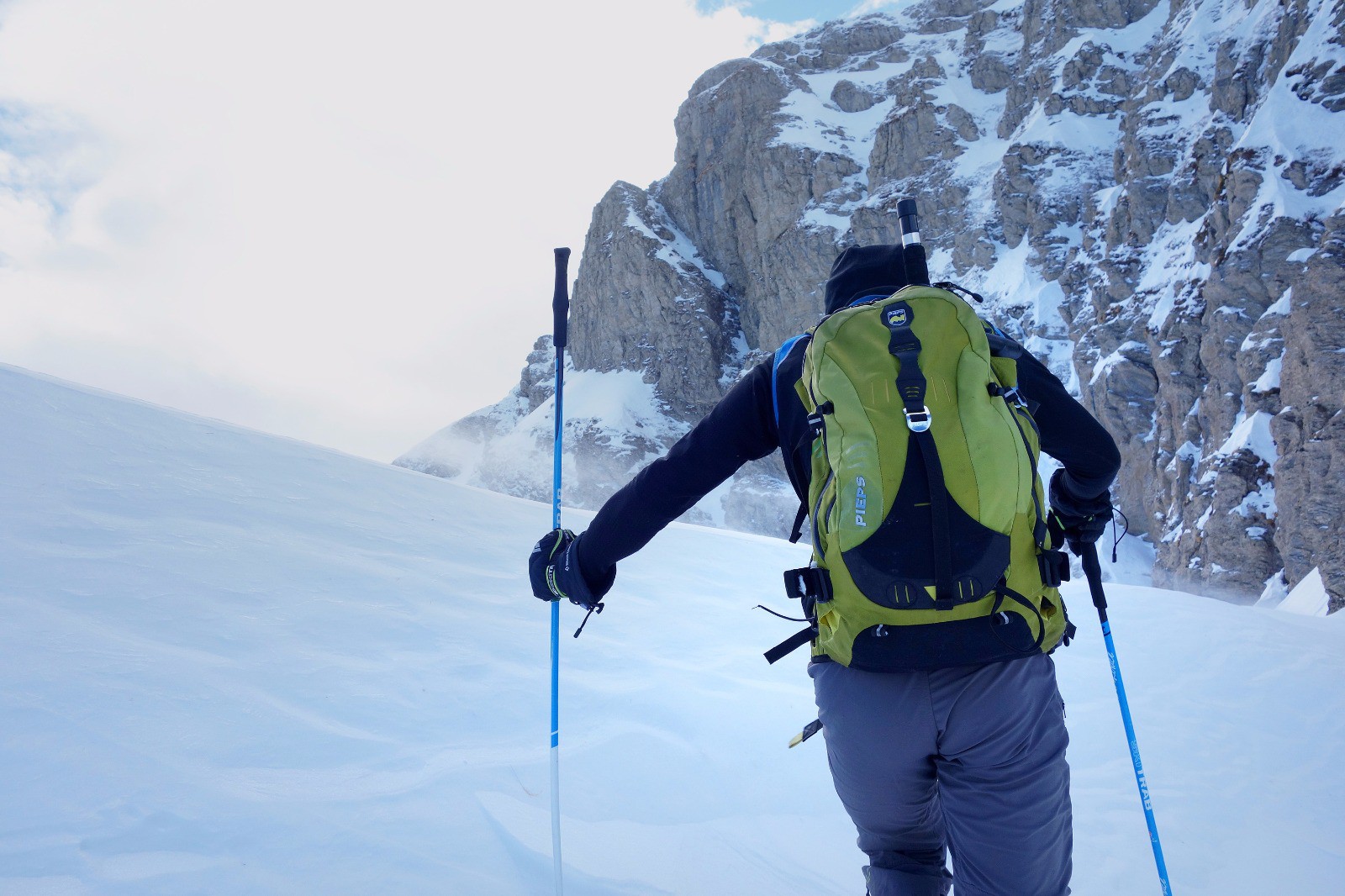 #11 Fitzroy arrive au col, avec pas mal de vent pour le comité d Fitzroy arrive au col, avec pas mal de vent pour le comité d'accueil
