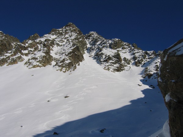 #4 couloir SO : Les traces et le couloir au dessus (à droite c couloir SO : Les traces et le couloir au dessus (à droite c'est david et nico) a gauche mes prédecesseurs