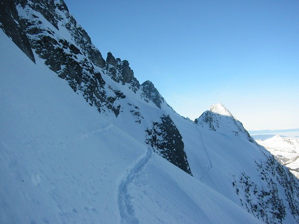 #2 Col 2369 : Traversée a droite un peu expo pour rejoindre le col qui permet de basculer sur Paccaly. Col 2369 : Traversée a droite un peu expo pour rejoindre le col qui permet de basculer sur Paccaly.