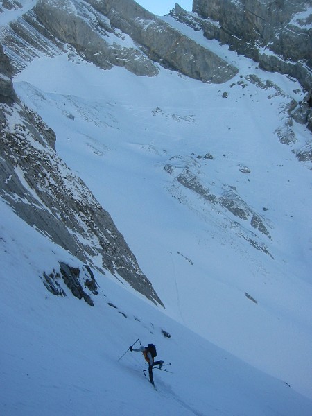 #9 Montée au couloir de la Sallaz : Au fond le couloir nord du col du paré du Joux Montée au couloir de la Sallaz : Au fond le couloir nord du col du paré du Joux