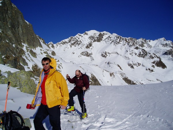 #7 retour à l retour à l'Aigleton : Arrivée de Vincent et Bertrand au col de l'Aigleton à l'issue de la dernière remontée; un petit vent se léve obligeant à se couvrir