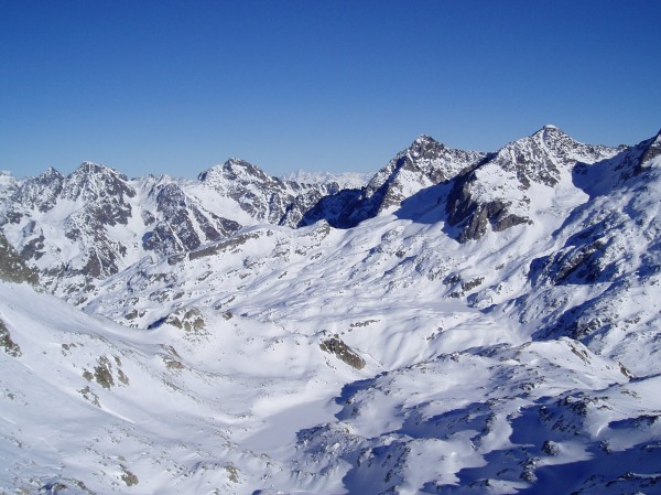 #5 Rocher blanc : Le Rocher Blanc et ses satellites; le couloir du Rocher d Rocher blanc : Le Rocher Blanc et ses satellites; le couloir du Rocher d'Arguille fin mais pourtant descendu il y a 48 h par certains skitouriens; au fond et au milieu c'est la Vanoise: j'ai identifié le bec de Pralogan et à sa gauche la pointe du Vi