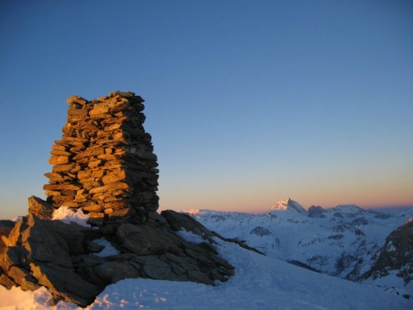 Pointe de la Galise : Cairn sommital éclairé par les premiers rayons du soleil