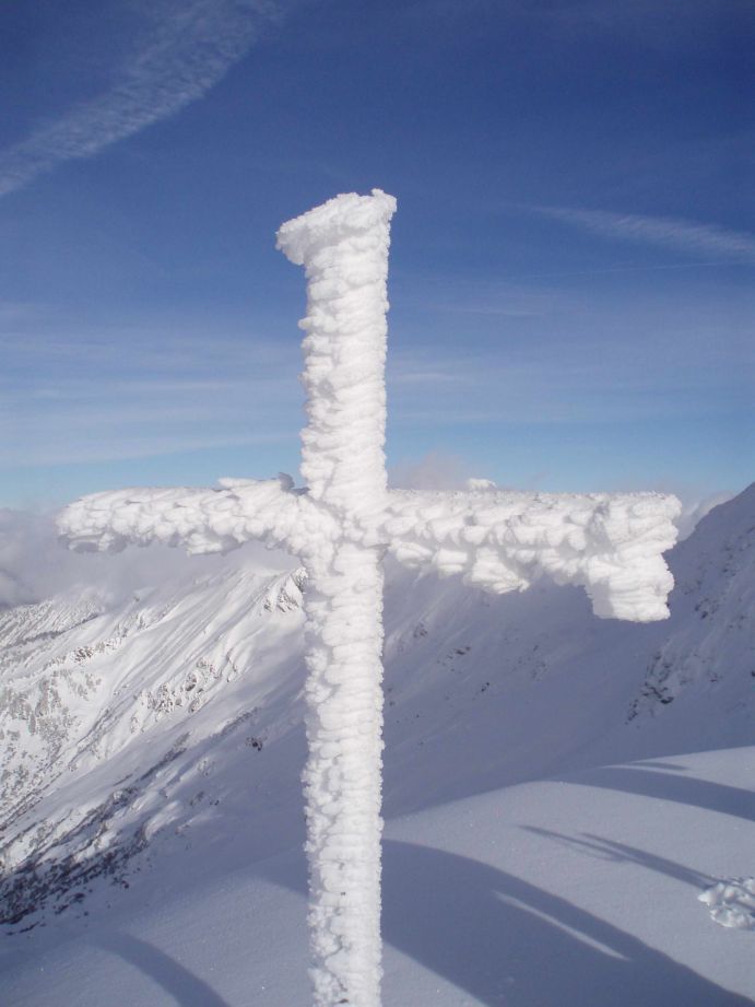 Givre sur la croix : Le sommet du petit arc, avec sa croix toute givrée