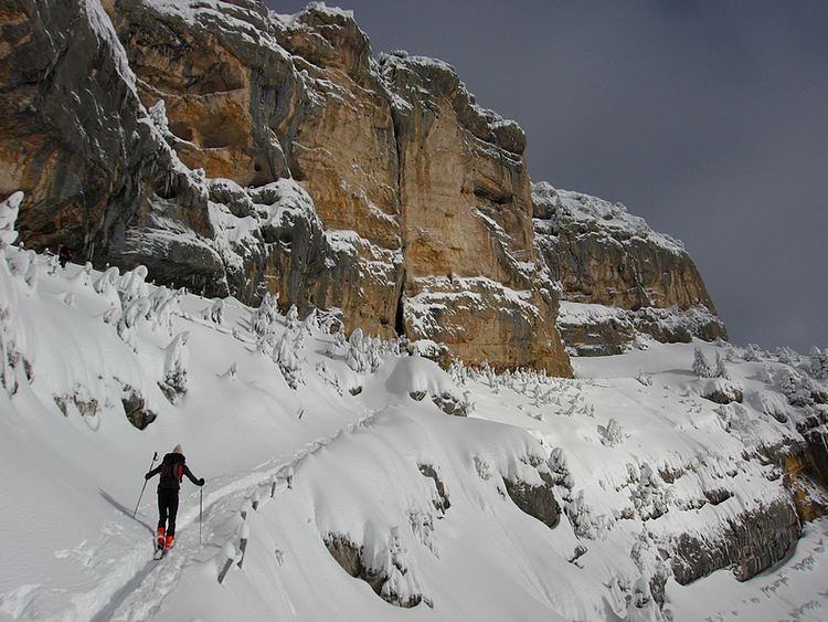 Aulp du Seuil : Sous les falaises sommitales