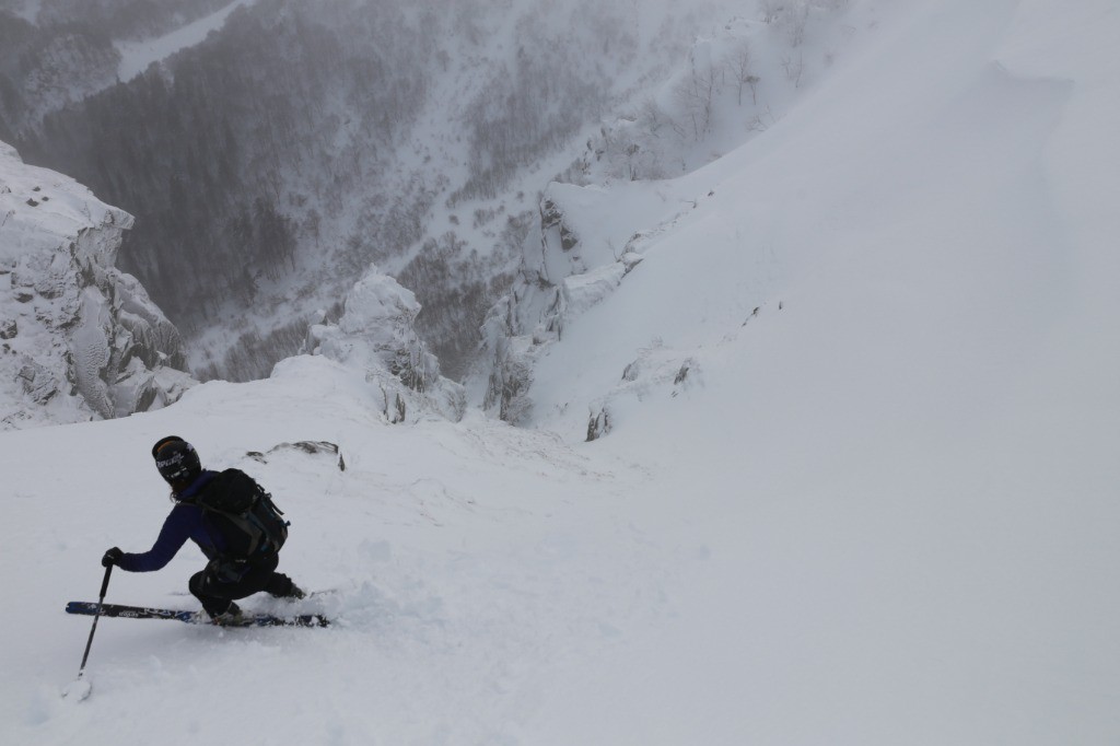 Noémie s'élance dans le couloir de la Martinswand