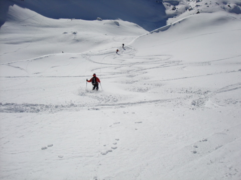 #2 Quelques traces de descente : Il reste encore pas mal de place pour tracer. Demain ce sera peut-être moins évident Quelques traces de descente : Il reste encore pas mal de place pour tracer. Demain ce sera peut-être moins évident