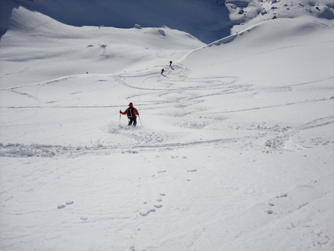 Quelques traces de descente : Il reste encore pas mal de place pour tracer. Demain ce sera peut-être moins évident