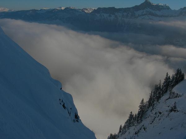 #1 Couloir NE Tete de l Couloir NE Tete de l'Adroit : La brume dans la vallée de Sallanches