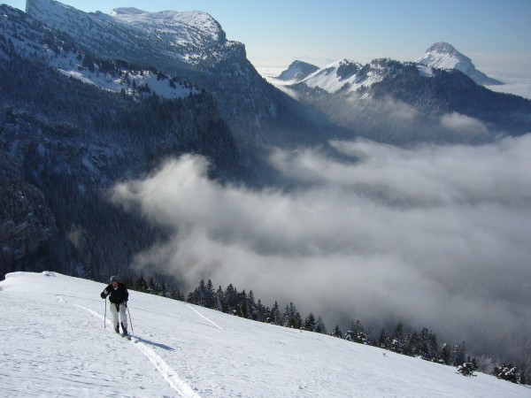 Face O desLances de Malissard : Une belle première montée, au dessus des nuages et sous un grand ciel bleu.